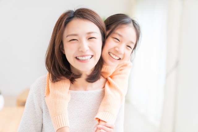 子どもと笑顔で表情筋トレ