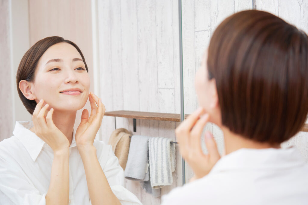 鏡を見て笑顔の女性