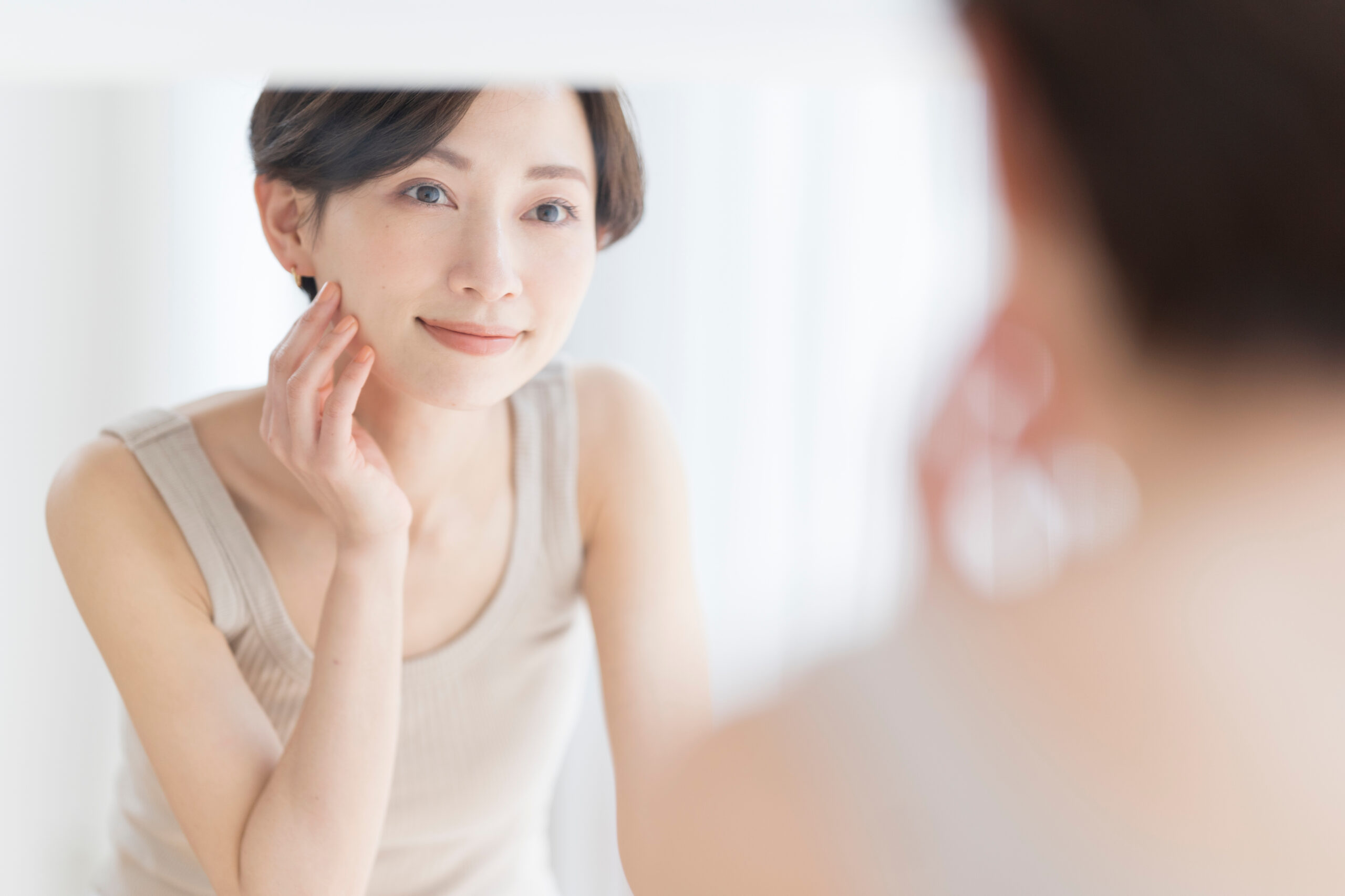 鏡を見る笑顔の女性