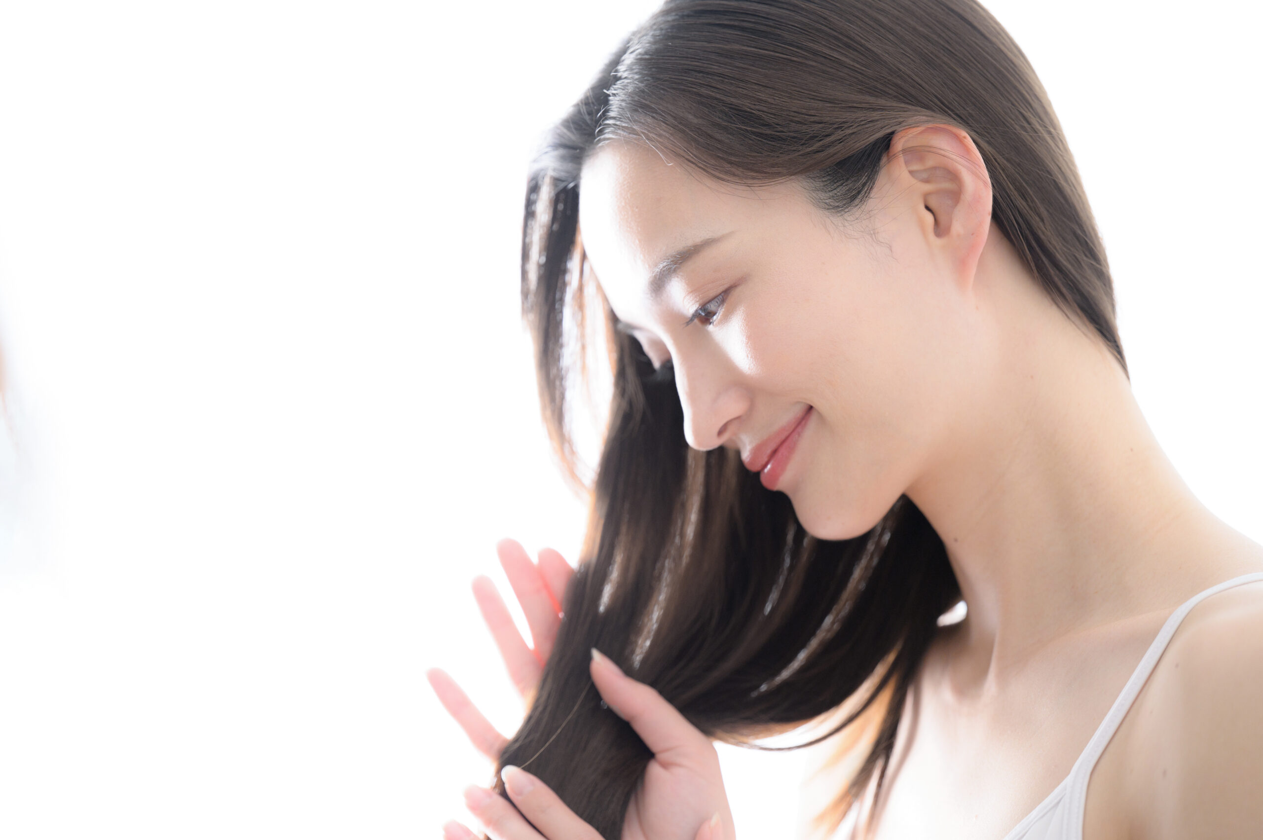 髪の手入れをする女性