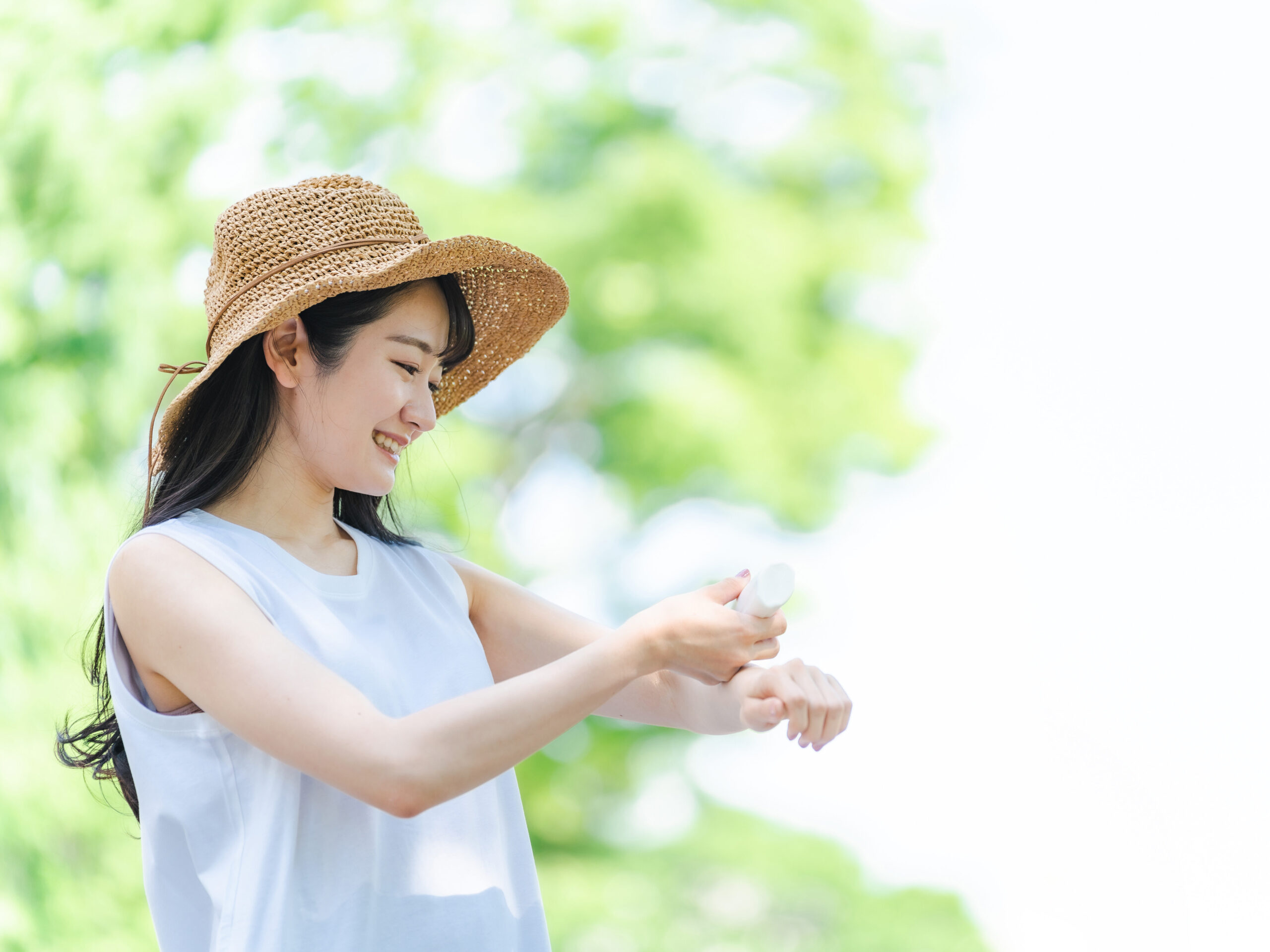 日焼け止めを塗る女性