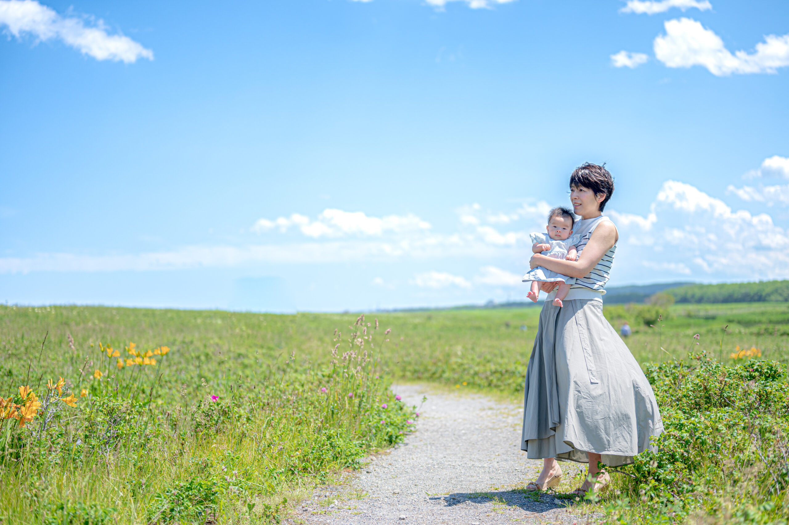 外を散歩する親子