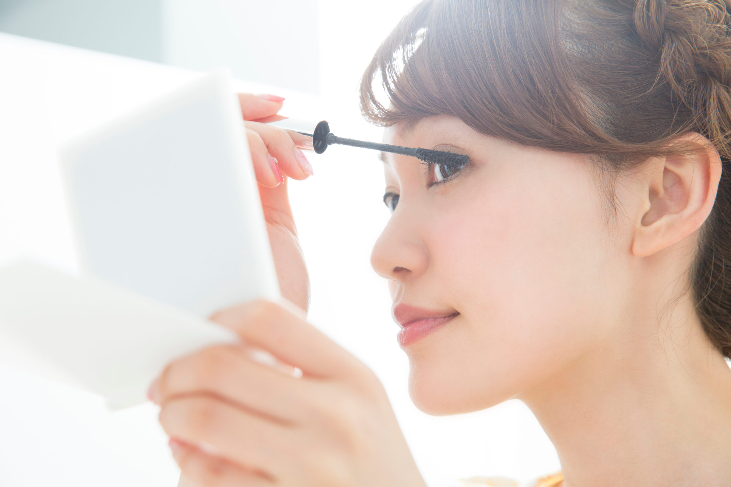 マスカラをする女性