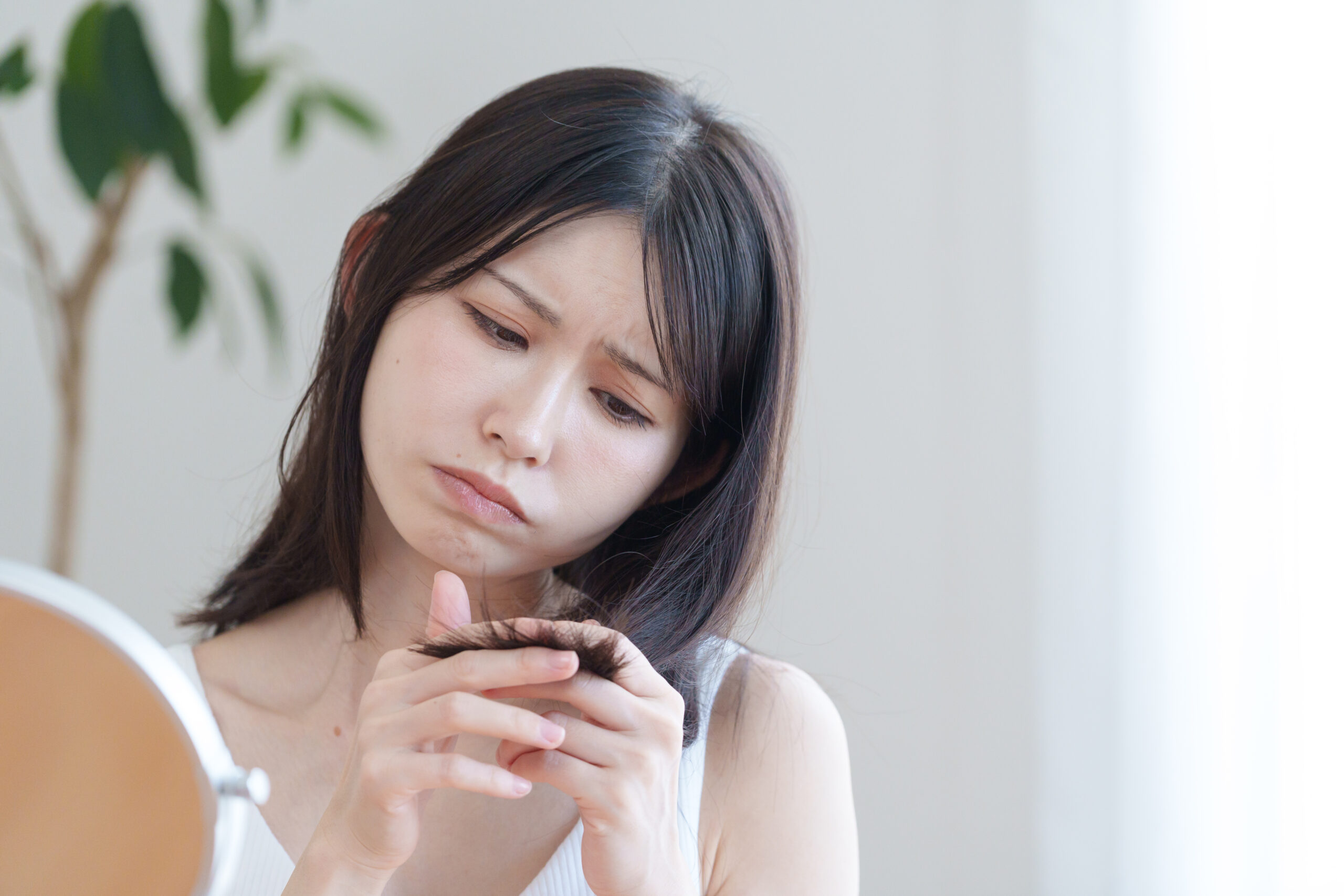 髪の痛みに悩む女性