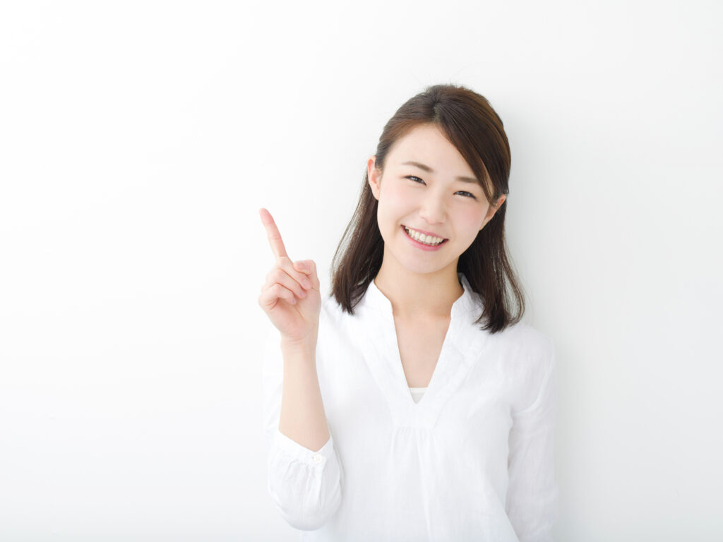 指差す女性
